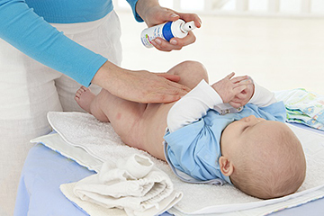 Уход за новорожденным: что должно быть в аптечке, одежда, правила питания и купания