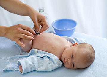 Уход за новорожденным: что должно быть в аптечке, одежда, правила питания и купания