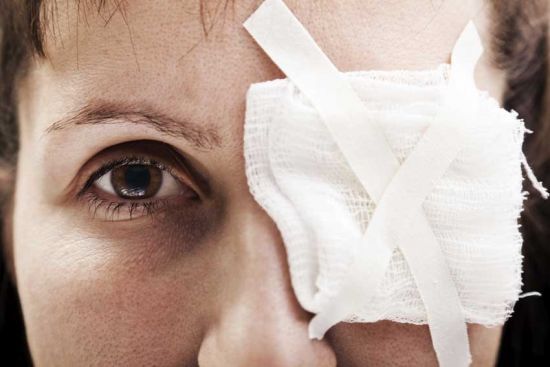 Ушиб глаза: повреждение роговицы, конъюнктивы – что делать при ушибе?