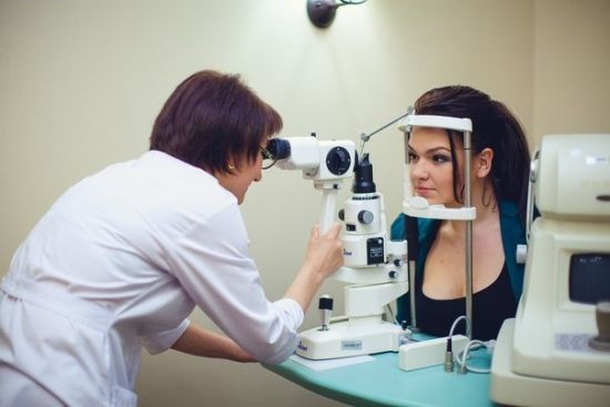 Ушиб глаза: повреждение роговицы, конъюнктивы – что делать при ушибе?