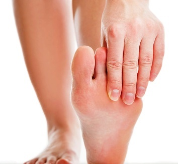 Воспаление суставов пальцев рук и ног: основные причины, типичные симптомы, методы терапии и профилактика
