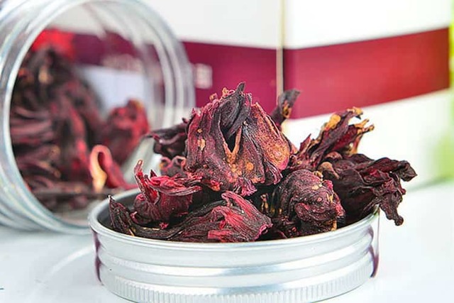 Вредные и полезные свойства гибискуса, его химический состав и способ приготовления чая из китайской розы 