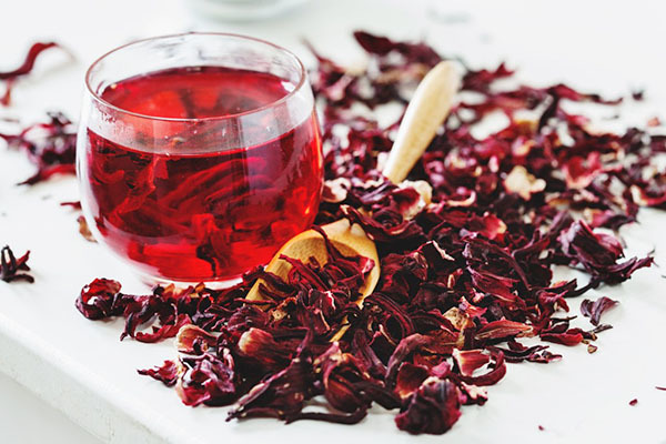 Вредные и полезные свойства гибискуса, его химический состав и способ приготовления чая из китайской розы 