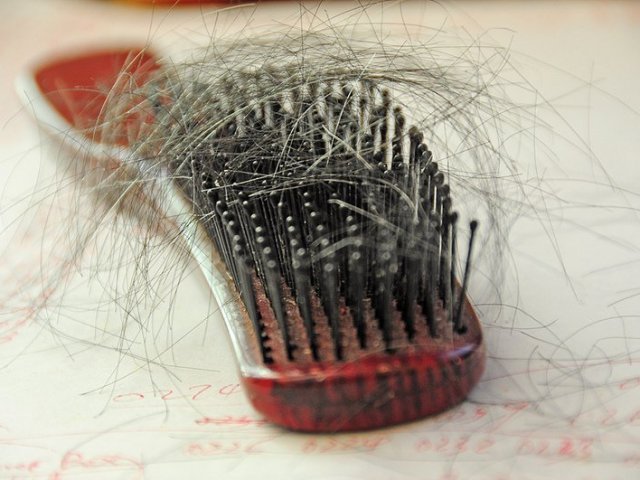 Выпадение волос с луковицей: причины и эффективные способы лечения