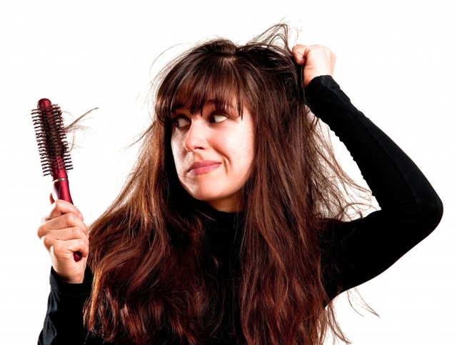 Выпадение волос у женщин в разные времена года: почему зимой, осенью и весной начинается линька
