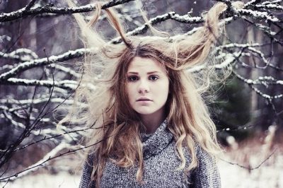 Выпадение волос у женщин в разные времена года: почему зимой, осенью и весной начинается линька