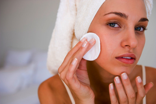 Жирная кожа: возможные причины, правила ухода, эффективные средства и домашние маски