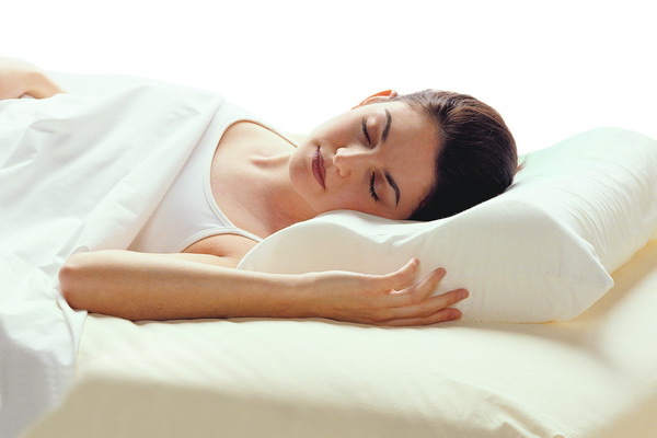 Как правильно спать на ортопедической подушке при остеохондрозе шейного отдела: поза, правила выбора формы и наполнителя, рекомендации специалистов