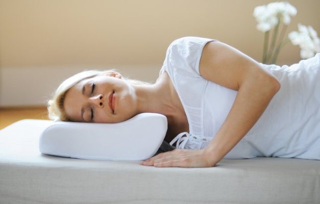 Как правильно спать при шейном остеохондрозе: поза, правила выбора формы и наполнителя подушки, матраса, избавление от ночной боли, рекомендации специалистов