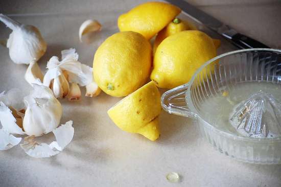Лечение лимоном и чесноком остеохондроза: состав, полезные свойства, рецепты настройки