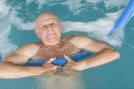 Плавание при остеохондрозе шейного отдела, как правильно плавать: польза и вред, когда противопоказаны водные упражнения, нюансы и предосторожности