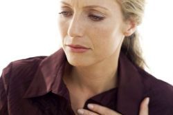 Симптомы грудного остеохондроза у женщин, признаки: боль в грудине, диагностика заболевания и лечение лекарственными, физиотерапевтическими и спортивными методами