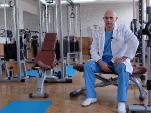 Упражнения и гимнастика при головокружении и при шейном остеохондрозе: комплекс специальной физиотерапии, особенности выполнения в домашних условиях