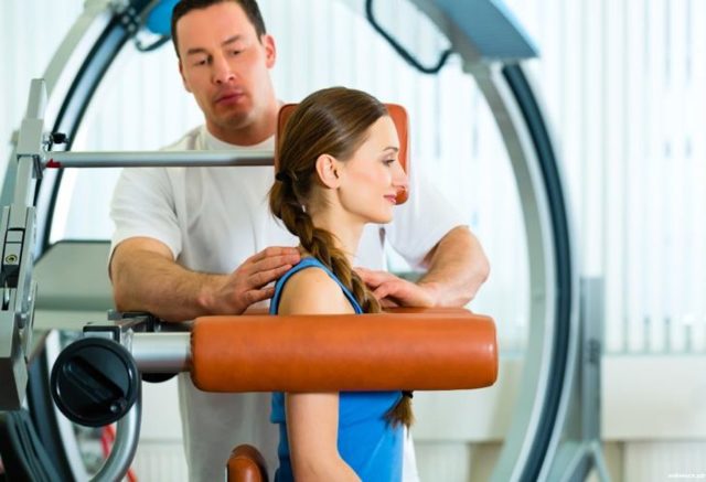 Упражнения, ЛФК и гимнастика при шейном остеохондрозе позвоночника: правила для проведения лечебной разминки и зарядки, рекомендации специалистов