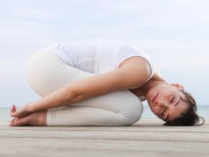 Йога при остеохондрозе шейного отдела позвоночника: комплекс упражнений, нюансы выполнения спортивных мероприятий в домашних условиях