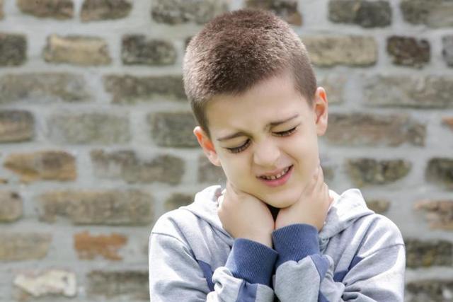 Болит шея у ребенка: 6 основных причин и 7 способов помочь ребенку снять боль от врача-педиатра
