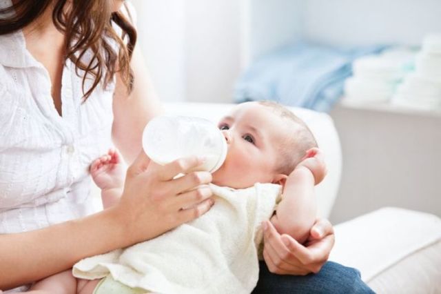 Как понять что ребенок не наедается грудным молоком: 2 признака недоедания и 5 причин