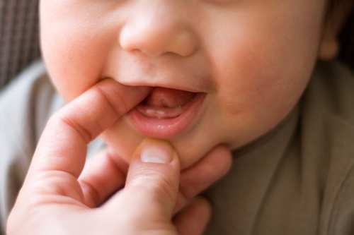 Как понять что у ребенка режутся зубы: 7 оновных симптомов