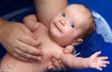 Как правильно подмывать новорожденного мальчика: 9 главных правил от врача (комаровский), видео