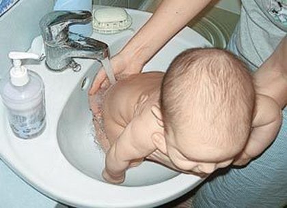 Как правильно подмывать новорожденного мальчика: 9 главных правил от врача (комаровский), видео