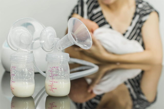 Как правильно сцеживать грудное молоко руками: 6 правил и 2 совета врача