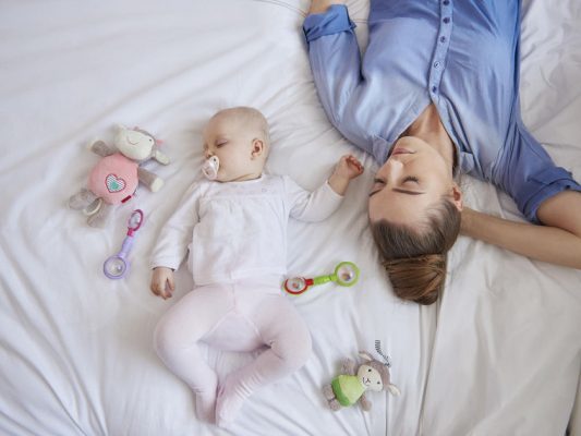 Как приучить ребенка спать в своей кроватке: советы психолога и 9 распространённых ошибок