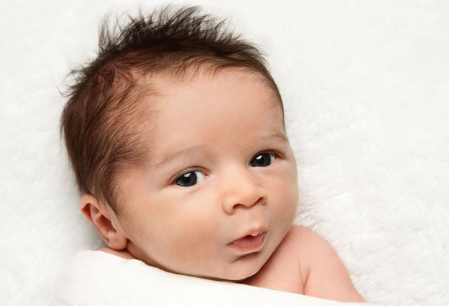 Когда новорожденный начинает слышать и как проверяют слух у грудных детей?