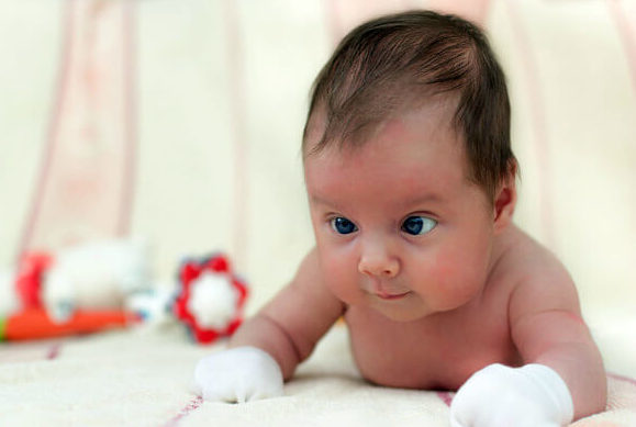 Когда новорожденный начинает слышать и как проверяют слух у грудных детей?