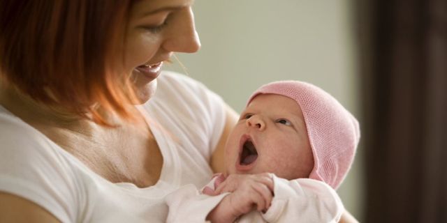 Когда новорожденный ребенок начинает видеть и слышать и как вовремя определить нарушение?