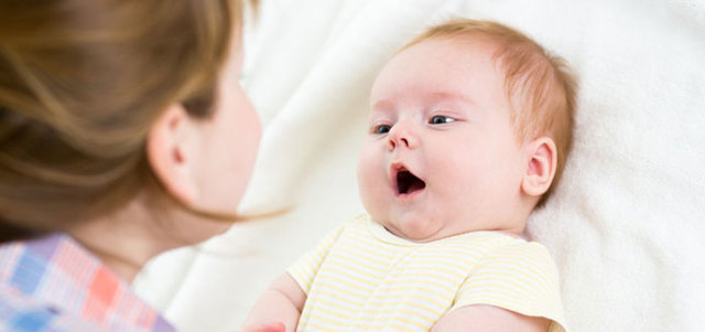 Когда ребенок начинает гулить и агукать: этапы произношения звуков и как научить малыша говорить?