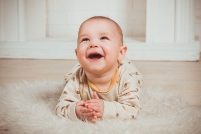Когда ребенок начинает гулить и агукать: этапы произношения звуков и как научить малыша говорить?