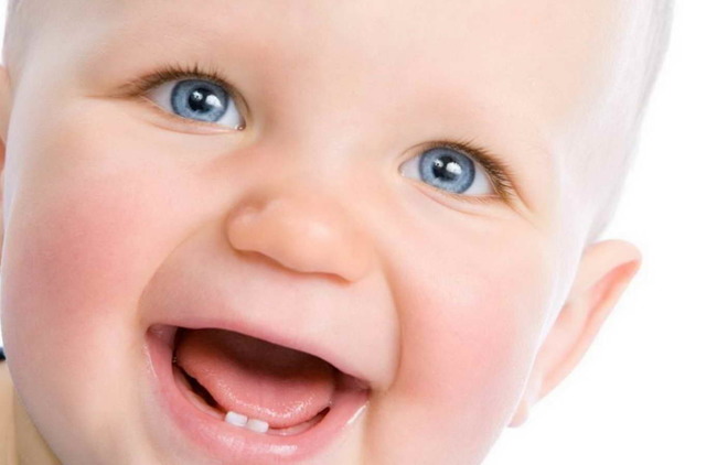 Когда выпадают молочные зубы у детей: 4 врачебных запрета