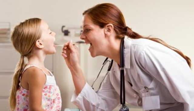 Лечение ангины у детей в домашних условиях: 5 правил полоскания горла