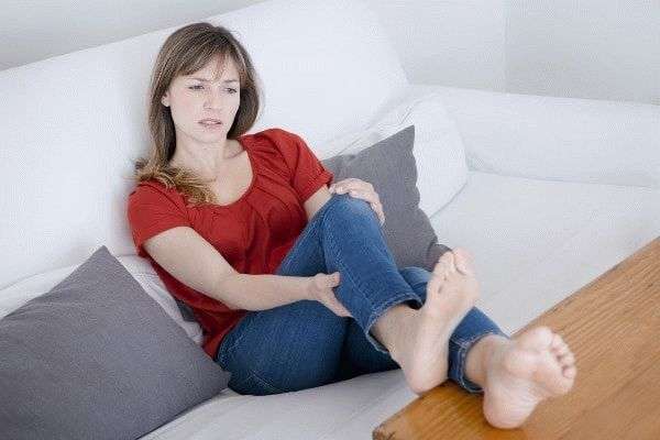 Могут ли болеть ноги при месячных и в чем причина