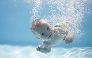 Можно ли купаться вместе с грудничком в ванной (совместное купание): 5 условий и 4 противопоказания, отзывы мам
