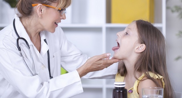 Неприятный запах изо рта у ребенка: 5 вероятных причин и решений проблем