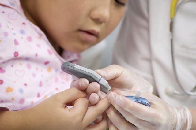 Норма сахара в крови у детей: 5 показаний для анализа, причины повышения и понижения глюкозы в крови