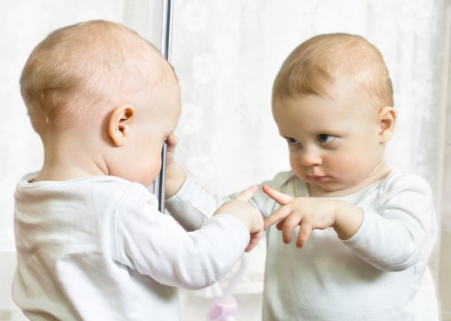 Почему нельзя показывать новорожденного ребенка (младенца) в зеркало: возможные последствия и источники суеверия