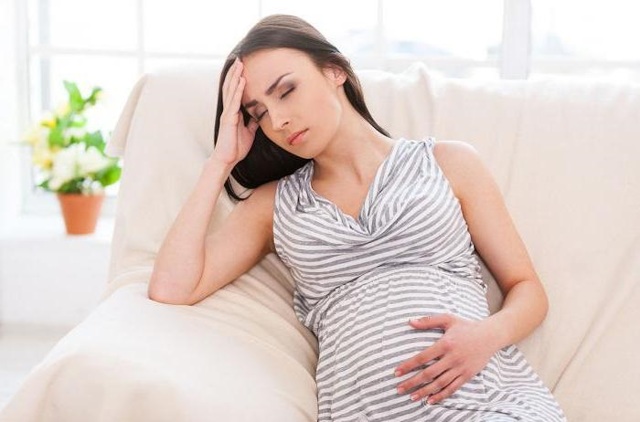 Почему появляются белые выделения при беременности