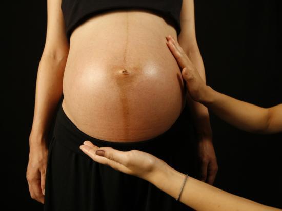 Почему при беременности появляются коричневые выделения разных оттенков