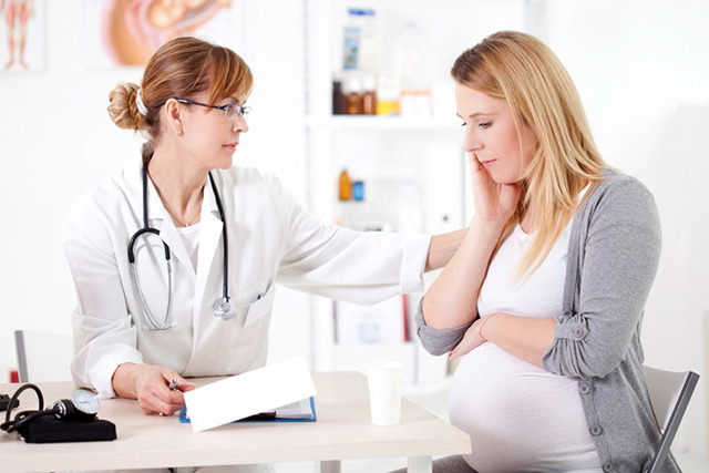Почему при беременности появляются желтые выделения