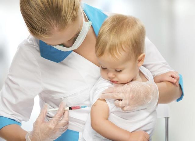 Прививка от коклюша у детей: стоит ли делать и какие могут быть последствия?
