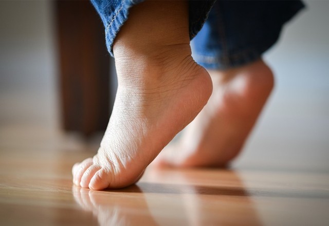 Ребенок ходит на носочках: 4 группы причин, лечение и что необходимо делать?