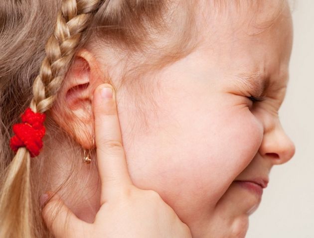 Ребенок засунул в ухо ватную палочку, бусинку, пластилин: 4 правила первой помощи от лор-врача