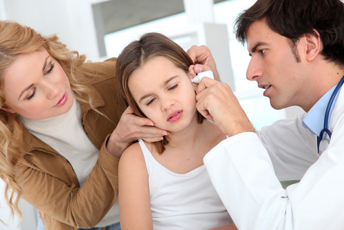 Ребенок засунул в ухо ватную палочку, бусинку, пластилин: 4 правила первой помощи от лор-врача