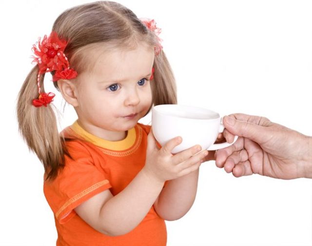 С какого возраста можно давать ребенку чай: черный или зеленый, состав напитка и как выбрать?