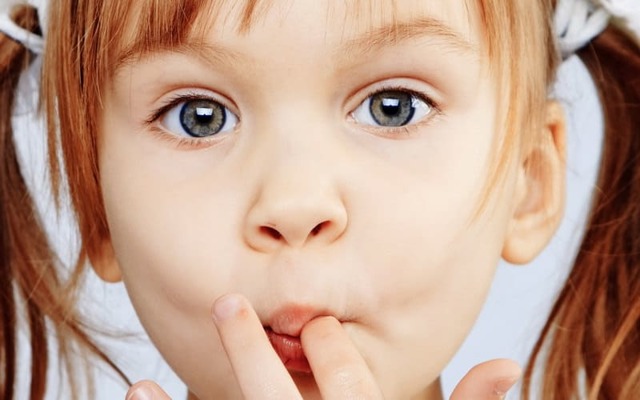 Странные привычки у маленьких детей: 3 совета от детского психолога