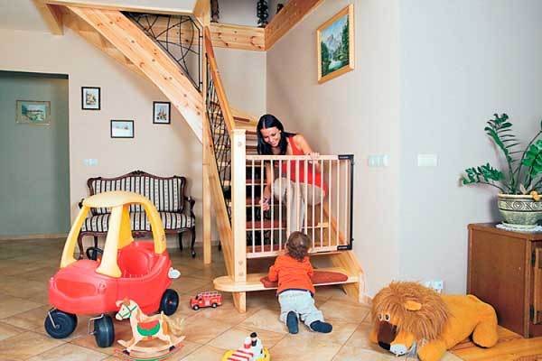 Замки от детей на мебель, защитный экран для плиты, накладки на углы и другие меры безопасности ребёнка в доме
