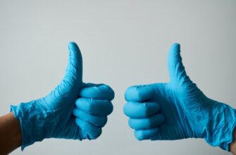 Как правильно снимать одноразовые перчатки при пандемии?