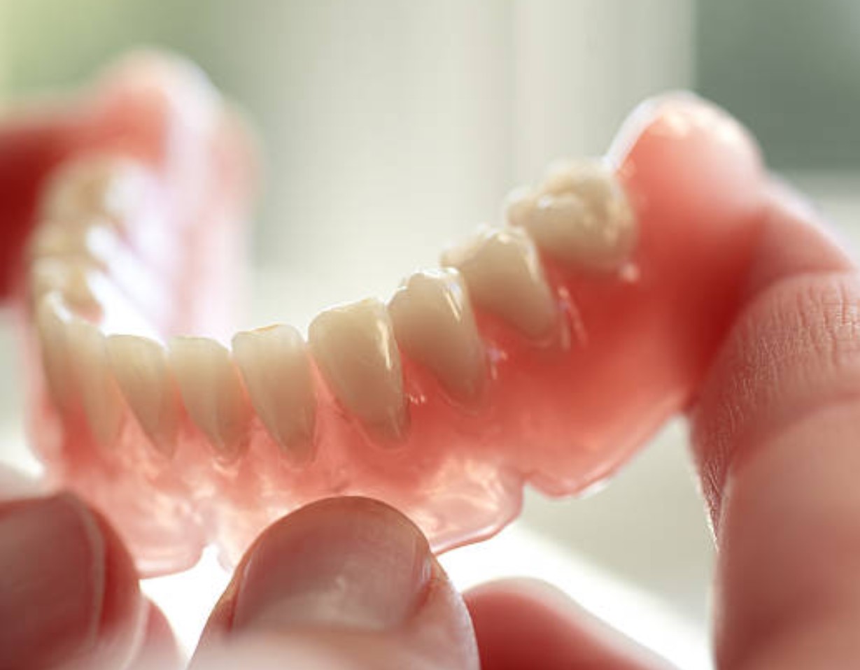 Зубные протезы на присосках: разновидности, плюсы и минусы